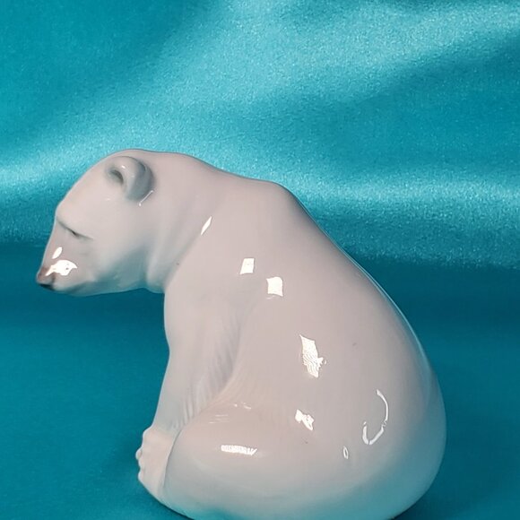 Lladro Small Sitting Polar Bear Figurine - Picture 3 of 8